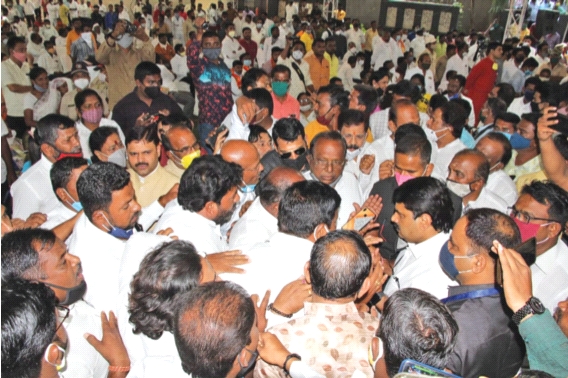 Confusion of activists as there is no photo of Sushilkumar Shinde | सुशीलकुमार शिंदेंचा फोटो नसल्याने कार्यकर्त्यांचा गोंधळ