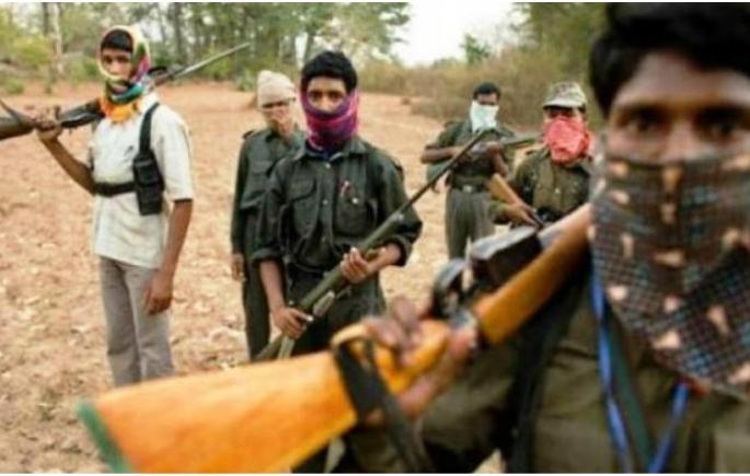 Naxal attack on police in Jharkhand; Five police martyrs | झारखंडमध्ये आठवडी बाजारात खरेदीसाठी गेलेल्या पोलिसांवर नक्षलवादी हल्ला; पाच शहीद Naxal attack on police in Jharkhand; Five police martyrs | झारखंडमध्ये आठवडी बाजारात खरेदीसाठी गेलेल्या पोलिसांवर नक्षलवादी हल्ला; पाच शहीद