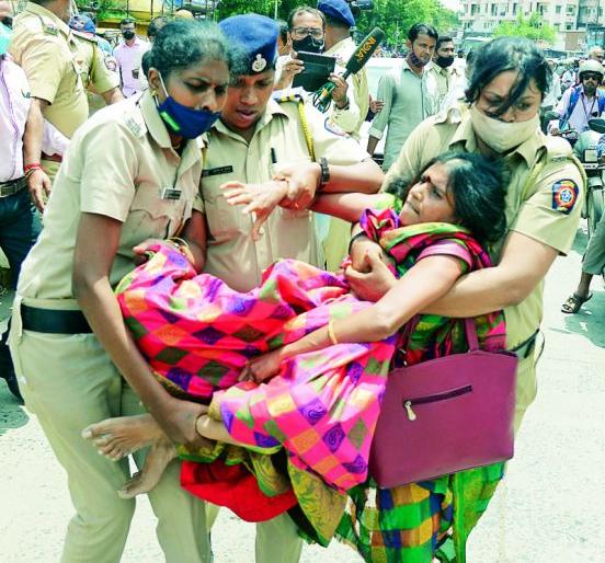 Vidarbha activists and police clash in Nagpur | नागपुरात विदर्भवादी आणि पोलिसांमध्ये उडाली धुमश्चक्री Vidarbha activists and police clash in Nagpur | नागपुरात विदर्भवादी आणि पोलिसांमध्ये उडाली धुमश्चक्री