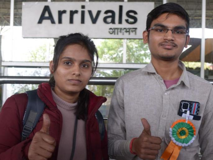 'The bus with the flag of India left for Hungary and my heart was pounding'; Emotions expressed by two students returning from Ukraine | 'भारताचा झेंडा लावून हंगेरीकडे बस निघाली अन् मन उचंबळून आलं'; युक्रेनवरून परतलेल्या दोन विद्यार्थ्यांनी व्यक्त केली भावना 'The bus with the flag of India left for Hungary and my heart was pounding'; Emotions expressed by two students returning from Ukraine | 'भारताचा झेंडा लावून हंगेरीकडे बस निघाली अन् मन उचंबळून आलं'; युक्रेनवरून परतलेल्या दोन विद्यार्थ्यांनी व्यक्त केली भावना