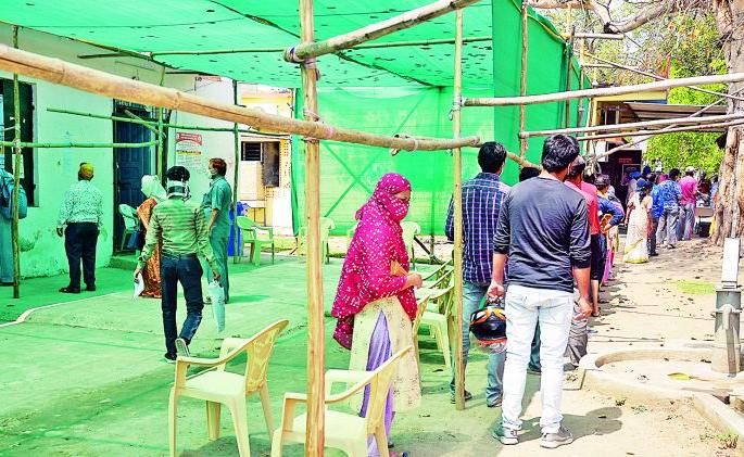 Confusion; Vaccination, testing and hospitalization under one roof | सावळागोंधळ; एकाच छताखाली लसीकरण, चाचणी व रुग्णालयही Confusion; Vaccination, testing and hospitalization under one roof | सावळागोंधळ; एकाच छताखाली लसीकरण, चाचणी व रुग्णालयही