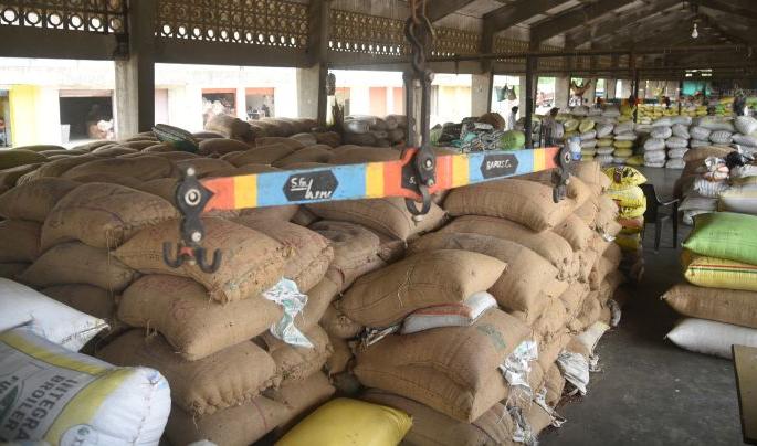 Opposition to GST on non-branded grains; Transactions worth Rs. 50 crores stopped | नॉनब्रँडेड धान्यावरील जीएसटीला विरोध; ५० कोटी रुपयांचे व्यवहार ठप्प Opposition to GST on non-branded grains; Transactions worth Rs. 50 crores stopped | नॉनब्रँडेड धान्यावरील जीएसटीला विरोध; ५० कोटी रुपयांचे व्यवहार ठप्प