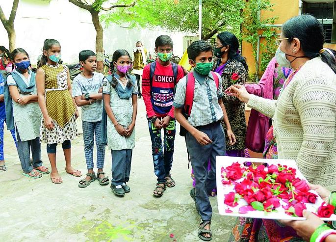 kid's chirping at school after 2 years | पावणेदोन वर्षानंतर शाळांमध्ये चिमुकल्यांचा किलबिलाट सुरू