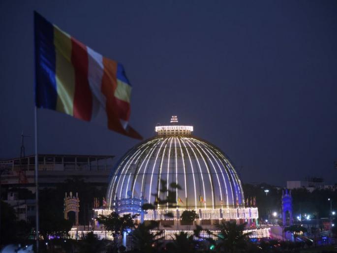 Panchsheel flags made only the initiation ground glorious diksha bhoomi | पंचशील ध्वजांनी अवघी दीक्षाभूमी झाली आभामय