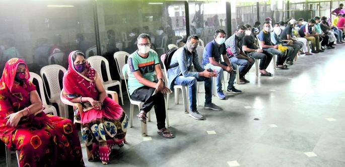 Coronavirus in Nagpur; Queues at vaccination centers, civil confusion | Coronavirus in Nagpur ; लसीकरण केंद्रांवर रांगा, नागरिक गोंधळात