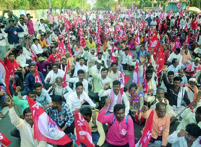 Farmers and farm laborers marched 135 kilometers and marched on Vidhan Bhavan | १३५ किलोमीटरची पदयात्रा करून शेतकरी, शेतमजूर धडकले विधानभवनावर  Farmers and farm laborers marched 135 kilometers and marched on Vidhan Bhavan | १३५ किलोमीटरची पदयात्रा करून शेतकरी, शेतमजूर धडकले विधानभवनावर