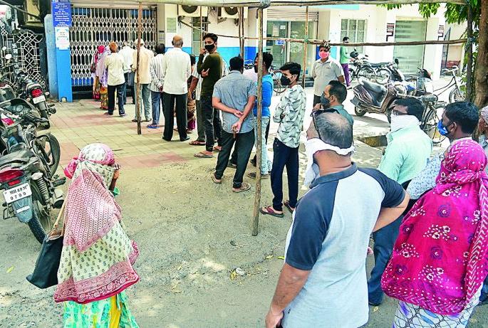 What to do with the crowds in the banks? Customers only come for passbook print | बँकांमधील गर्दीचे करायचे काय? केवळ पासबुक प्रिंटकरिता येताहेत ग्राहक