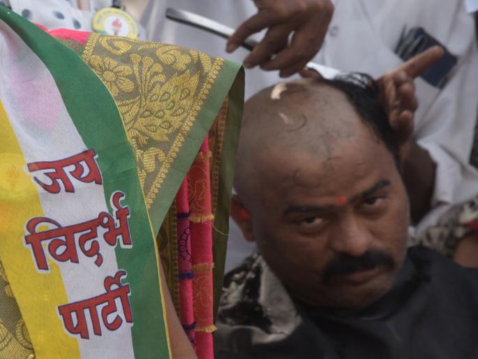 Jai Vidarbha Party activists protest against new power projects | नवीन वीज प्रकल्पांच्या विरोधात जय विदर्भ पार्टीच्या कार्यकर्त्यांचे मुंडन Jai Vidarbha Party activists protest against new power projects | नवीन वीज प्रकल्पांच्या विरोधात जय विदर्भ पार्टीच्या कार्यकर्त्यांचे मुंडन