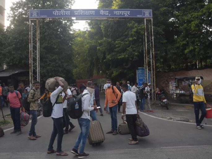 Agitation by Maharashtra Security Force personnel for uniforms | गणवेशासाठी महाराष्ट्र सुरक्षा दलाच्या जवानांकडून आंदोलन Agitation by Maharashtra Security Force personnel for uniforms | गणवेशासाठी महाराष्ट्र सुरक्षा दलाच्या जवानांकडून आंदोलन