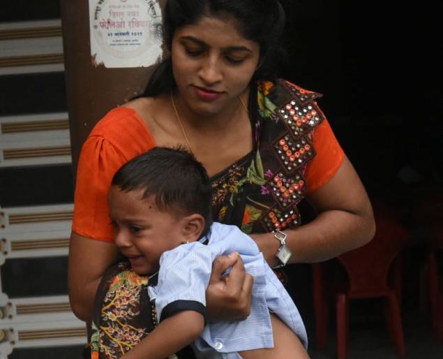 First day of school; chocolates, flowers | पुष्पांचा वर्षाव, औक्षण, चॉकलेटचा खाऊ अन् रडारडी First day of school; chocolates, flowers | पुष्पांचा वर्षाव, औक्षण, चॉकलेटचा खाऊ अन् रडारडी