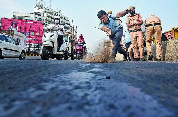 When two-wheelers start slipping from the flyover in Nagpur | उपराजधानीतील उड्डाणपुलावरून दुचाकी जेव्हा घसरून पडू लागतात.. When two-wheelers start slipping from the flyover in Nagpur | उपराजधानीतील उड्डाणपुलावरून दुचाकी जेव्हा घसरून पडू लागतात..