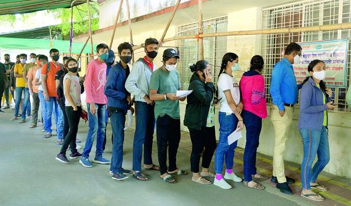 Enthusiastic start of vaccination over 15 years | हुश्श... लस मिळाली चिंता मिटली; १५ वर्षांवरील लसीकरणाची उत्साहात सुरुवात Enthusiastic start of vaccination over 15 years | हुश्श... लस मिळाली चिंता मिटली; १५ वर्षांवरील लसीकरणाची उत्साहात सुरुवात