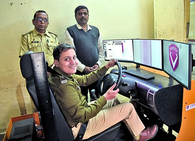 Now you can get a permanent license only after taking the exam on the simulator | आता सिम्युलेटरवर परीक्षा दिल्यावरच मिळणार पर्मनंट लायसन्स Now you can get a permanent license only after taking the exam on the simulator | आता सिम्युलेटरवर परीक्षा दिल्यावरच मिळणार पर्मनंट लायसन्स