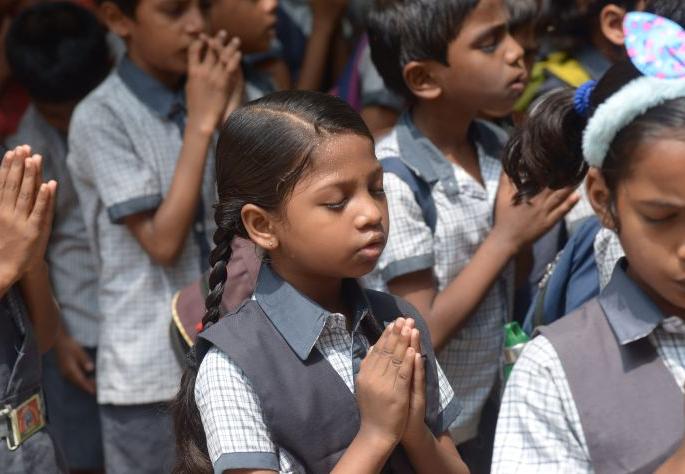 Two years later the chirping began in schools; Enthusiastic welcome of students | दोन वर्षांनंतर शाळांत सुरू झाला किलबिलाट; विद्यार्थ्यांचे उत्साहात स्वागत