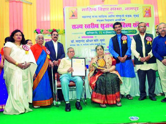 Sociability in saint literature moved towards theism and values were neglected | संत साहित्यातील सामाजिकता ईश्वरवादाकडे गेली आणि मूल्यांकडे दुर्लक्ष झाले Sociability in saint literature moved towards theism and values were neglected | संत साहित्यातील सामाजिकता ईश्वरवादाकडे गेली आणि मूल्यांकडे दुर्लक्ष झाले