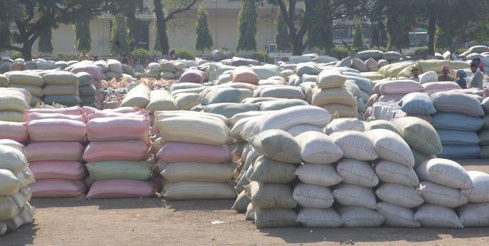 Security of thousands of agricultural commodities in Kalmana is in jeopardy | कळमन्यात काेट्यवधींच्या कृषी मालाची सुरक्षा वाऱ्यावर Security of thousands of agricultural commodities in Kalmana is in jeopardy | कळमन्यात काेट्यवधींच्या कृषी मालाची सुरक्षा वाऱ्यावर