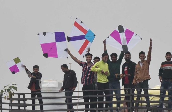 Even though it was raining ... the kite flew in the sky telling the relationship with the clouds | आला पाऊस जरी... ढगांशी नाते सांगत पतंग उडाले गगनावरी Even though it was raining ... the kite flew in the sky telling the relationship with the clouds | आला पाऊस जरी... ढगांशी नाते सांगत पतंग उडाले गगनावरी