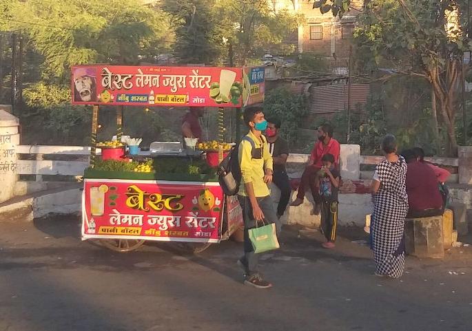 Food shops stand on the banks of the Canal; Violation of food safety regulations | नाल्याच्या काठावर उभी आहेत खाद्यपदार्थांची दुकाने; अन्न सुरक्षा विभागाच्या नियमांचे उल्लंघन Food shops stand on the banks of the Canal; Violation of food safety regulations | नाल्याच्या काठावर उभी आहेत खाद्यपदार्थांची दुकाने; अन्न सुरक्षा विभागाच्या नियमांचे उल्लंघन
