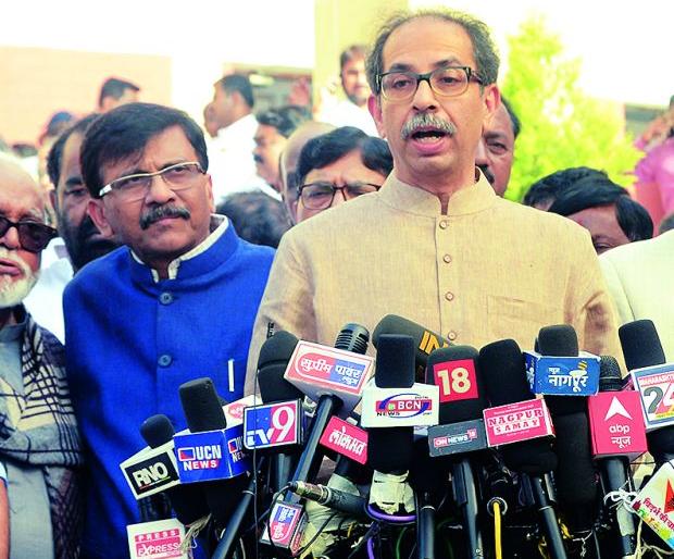 The Chief Minister should take a Delhi court oath to end borderism | मुख्यमंत्र्यांनी सीमावाद संपविण्यासाठी दिल्ली दरबारी नवस करावा