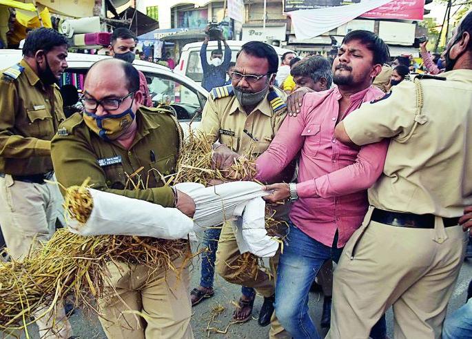 Protest in Karnataka over killing of Karnataka Bajrang Dal activist | कर्नाटक बजरंग दल कार्यकर्त्याच्या हत्येचा नागपुरात निषेध Protest in Karnataka over killing of Karnataka Bajrang Dal activist | कर्नाटक बजरंग दल कार्यकर्त्याच्या हत्येचा नागपुरात निषेध