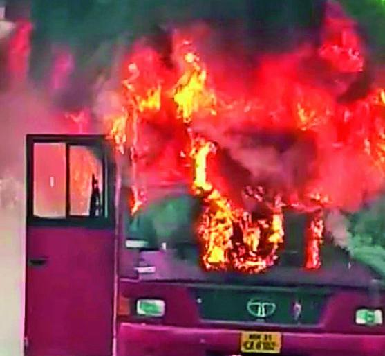The Burning Bus in Nagpur; The driver's foresight prevented a major accident | नागपुरात भरदुपारी द बर्निंग बस; चालकाच्या प्रसंगावधानामुळे मोठी दुर्घटना टळली The Burning Bus in Nagpur; The driver's foresight prevented a major accident | नागपुरात भरदुपारी द बर्निंग बस; चालकाच्या प्रसंगावधानामुळे मोठी दुर्घटना टळली