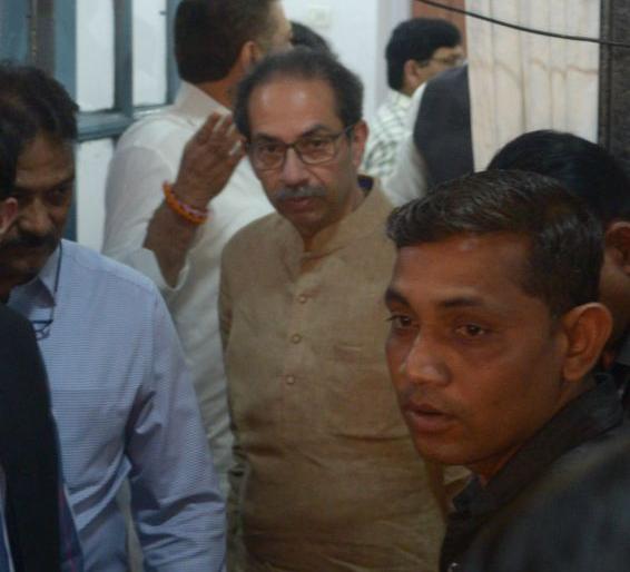 Uddhav Thackeray said, Shinde group is opportunist | उद्धव ठाकरे म्हणाले, 'शिंदे गटाची नजर बुभुक्षित आहे' Uddhav Thackeray said, Shinde group is opportunist | उद्धव ठाकरे म्हणाले, 'शिंदे गटाची नजर बुभुक्षित आहे'