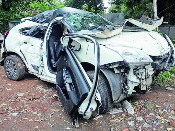 Two young women were killed in a car accident | वेगाशी स्पर्धा करण्याच्या नादात कारमधील दोन तरुणी ठार; अमरावती मार्गावर भीषण अपघात