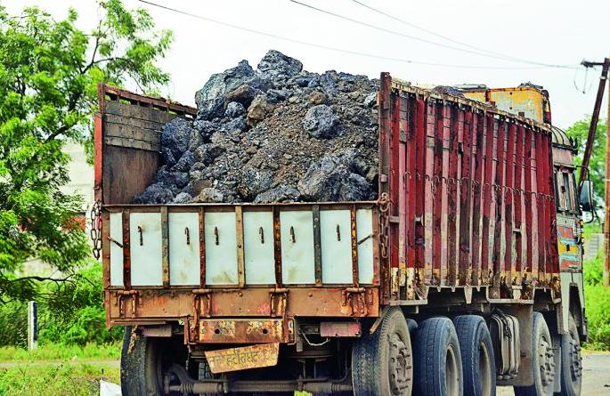 Black business of coal; Stone, ballast charcoal | कोळशाचा काळा धंदा; दगड, गिट्टीला देतात मुलामा; जागोजागी ठिय्ये Black business of coal; Stone, ballast charcoal | कोळशाचा काळा धंदा; दगड, गिट्टीला देतात मुलामा; जागोजागी ठिय्ये