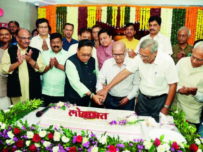 Readers celebrate 51st anniversary of 'Laekmat' by lighting lamp of transformation | परिवर्तनाचे दीप प्रज्वलित करून वाचकांनी साजरा केला ‘लाेकमत’चा ५१ वा वर्धापन दिन Readers celebrate 51st anniversary of 'Laekmat' by lighting lamp of transformation | परिवर्तनाचे दीप प्रज्वलित करून वाचकांनी साजरा केला ‘लाेकमत’चा ५१ वा वर्धापन दिन