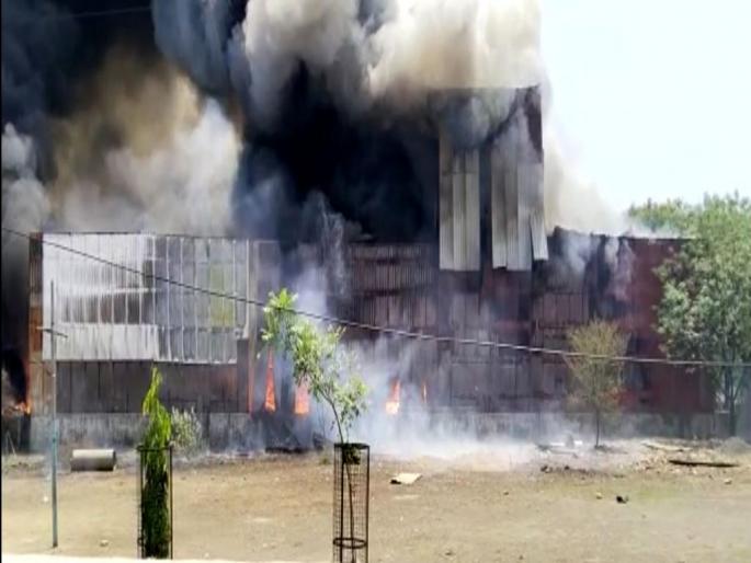 There was a strong blast and the entire Sonegaon Nipani village shook | जोरदार ब्लास्ट झाला अन् अख्खे सोनेगाव निपाणी गावच हादरले There was a strong blast and the entire Sonegaon Nipani village shook | जोरदार ब्लास्ट झाला अन् अख्खे सोनेगाव निपाणी गावच हादरले