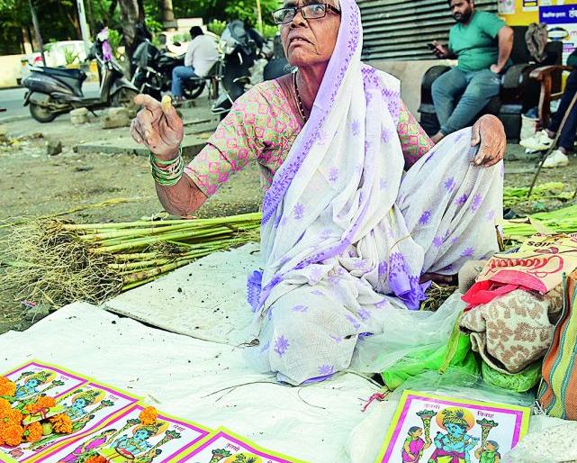 'We do not steal, we work hard to feed ourselves'; Avoid jobless vendors | 'आम्ही चोऱ्या-माऱ्या करीत नाही, पोट भरण्यासाठी मेहनत करतो'; रोजगार हिरावलेल्या विक्रेत्यांचा टाहो
