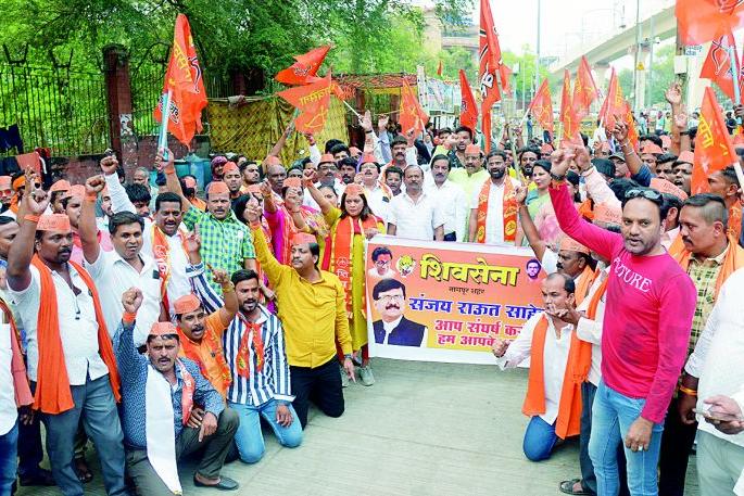 Raut was pierced in the ear, but the arrow of factionalism in the Shiv Sena was stretched | राऊत कान टोचून गेले, पण शिवसेनेतील गटबाजीचा बाण ताणलेलाच Raut was pierced in the ear, but the arrow of factionalism in the Shiv Sena was stretched | राऊत कान टोचून गेले, पण शिवसेनेतील गटबाजीचा बाण ताणलेलाच