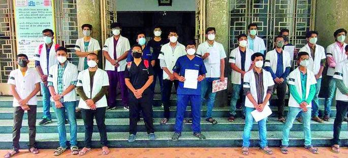 Now give insurance cover to the intern doctor | आता तरी इन्टर्न डॉक्टरांना विमा कवच द्या.. 