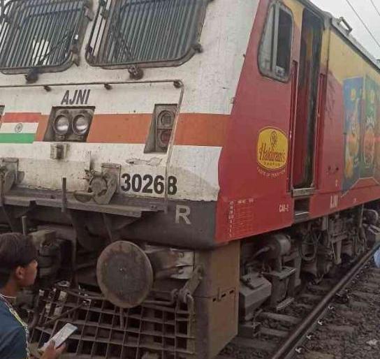 The engine of Azadhind Express derailed before Nagpur railway station | नागपूर रेल्वेस्थानकावर येणाऱ्या आझादहिंद एक्स्प्रेसचे इंजिन रुळावरून घसरले The engine of Azadhind Express derailed before Nagpur railway station | नागपूर रेल्वेस्थानकावर येणाऱ्या आझादहिंद एक्स्प्रेसचे इंजिन रुळावरून घसरले