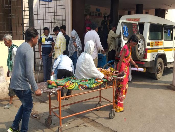 Medical-Mayo will be fine! The saline ran out, there was no nurse to apply another one | मेडिकल-मेयोचे हाल बेहाल! सलाईन संपली, दुसरी लावण्यास नर्सच नाही Medical-Mayo will be fine! The saline ran out, there was no nurse to apply another one | मेडिकल-मेयोचे हाल बेहाल! सलाईन संपली, दुसरी लावण्यास नर्सच नाही
