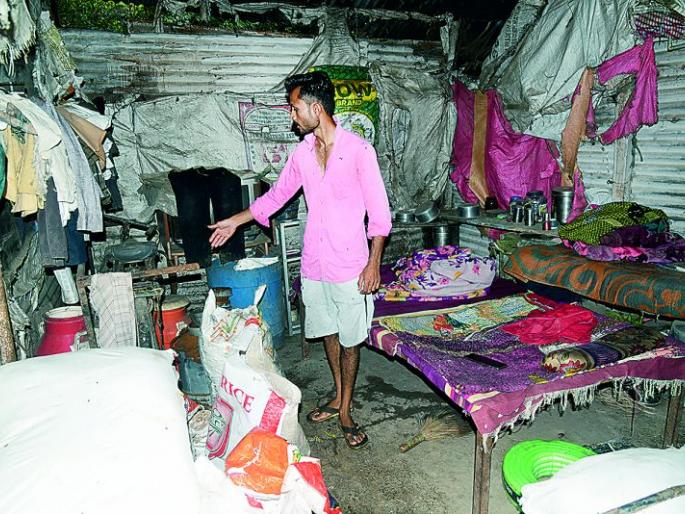 In no time, a wave of water mixed with ash entered and the houses became 'Ash Rangaeli' | क्षणार्धात राखमिश्रीत पाण्याची लाट शिरली आणि घरांची ‘राखरांगाेळी’ झाली In no time, a wave of water mixed with ash entered and the houses became 'Ash Rangaeli' | क्षणार्धात राखमिश्रीत पाण्याची लाट शिरली आणि घरांची ‘राखरांगाेळी’ झाली