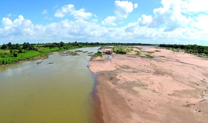 It rained 99 percent, but land was dry! | पाऊस पडला ९९ टक्के, शिवार मात्र कोरडेच !