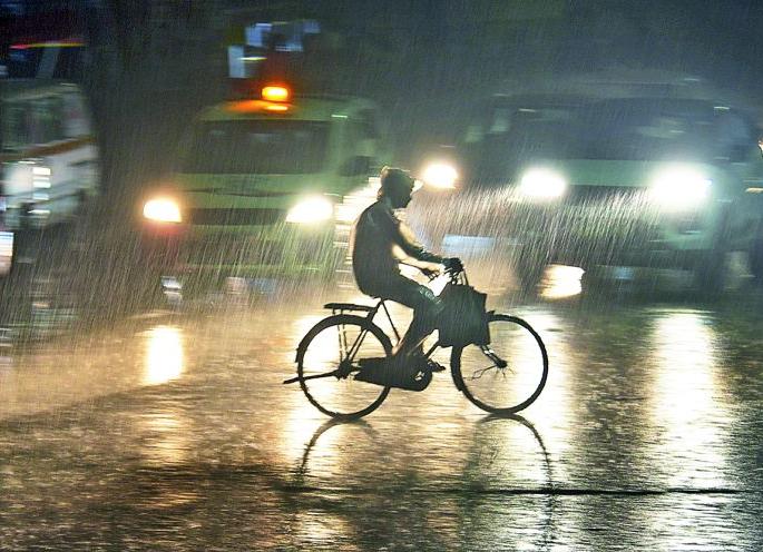 Clear all day, heavy rain in the evening; 24.6 mm in Nagpur in two hours. | दिवसभर उघाड, सायंकाळी धाेधाे बरसात; नागपुरात दाेन तासांत २४.६ मि.मी. पावसाची नाेंद