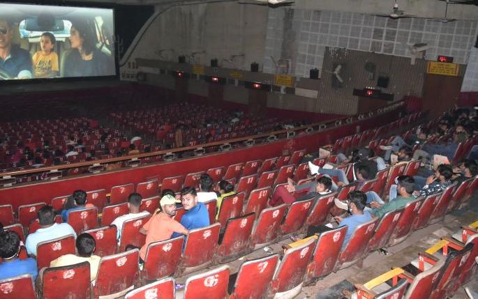 Theaters are housefull, but the box office math will go bad! | थिएटर्स हाऊसफुल्ल, मात्र बॉक्स ऑफिसचे गणित बिघडणार! Theaters are housefull, but the box office math will go bad! | थिएटर्स हाऊसफुल्ल, मात्र बॉक्स ऑफिसचे गणित बिघडणार!