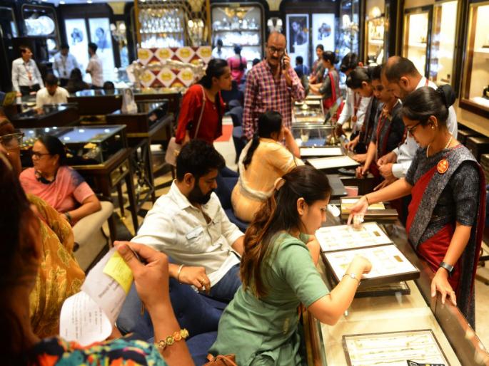 Gold sales tripled! There is a rush to buy at all the dealers | सोन्याची विक्री तिप्पट! सर्वच सराफांकडे खरेदीसाठी गर्दी 