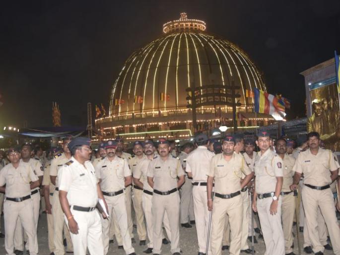 Nagpur police pay unique greetings to Babasaheb Ambedkar | डॉ. बाबासाहेब आंबेडकरांना ‘खाकी’चे अनोखे अभिवादन Nagpur police pay unique greetings to Babasaheb Ambedkar | डॉ. बाबासाहेब आंबेडकरांना ‘खाकी’चे अनोखे अभिवादन