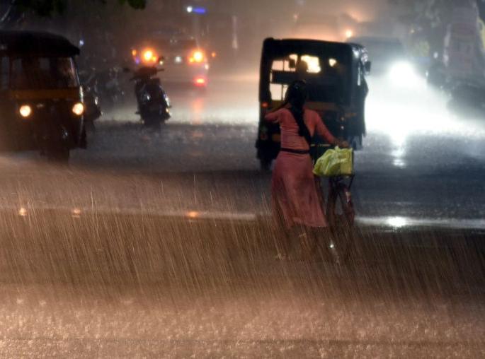 Strong monsoon 'entry' in Nagpur | नागपुरात मान्सूनची दमदार ‘एन्ट्री’ Strong monsoon 'entry' in Nagpur | नागपुरात मान्सूनची दमदार ‘एन्ट्री’