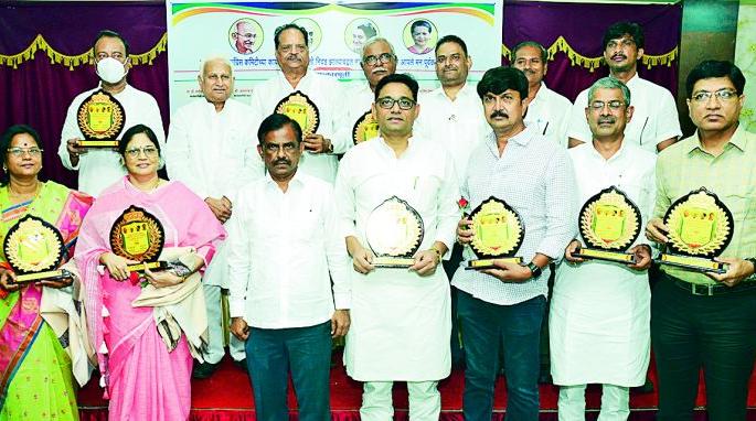 Girish Gandhi felicitates Congress office bearers: Muttemwar-Thackeray faction | गिरीश गांधींनी घडवून आणला काँग्रेस पदाधिकाऱ्यांचा सत्कार : मुत्तेमवार-ठाकरे गटाची दांडी Girish Gandhi felicitates Congress office bearers: Muttemwar-Thackeray faction | गिरीश गांधींनी घडवून आणला काँग्रेस पदाधिकाऱ्यांचा सत्कार : मुत्तेमवार-ठाकरे गटाची दांडी