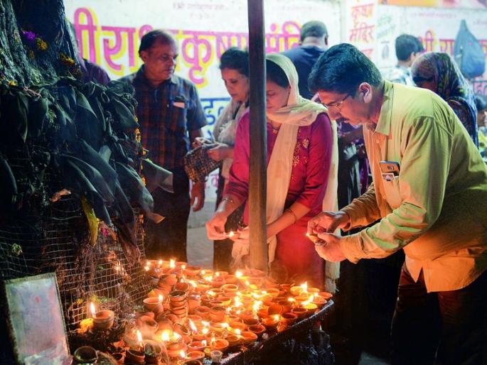 In Nagpur, devotees performed the anointing of Suryaputra Shanideva | नागपुरात भाविकांनी केला सूर्यपुत्र शनिदेवाचा अभिषेक In Nagpur, devotees performed the anointing of Suryaputra Shanideva | नागपुरात भाविकांनी केला सूर्यपुत्र शनिदेवाचा अभिषेक