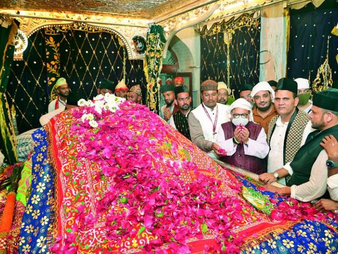 Tajuddin Baba gave us message of humanity | ताजुद्दीन बाबांनी मने जाेडण्याचा विचार दिला Tajuddin Baba gave us message of humanity | ताजुद्दीन बाबांनी मने जाेडण्याचा विचार दिला