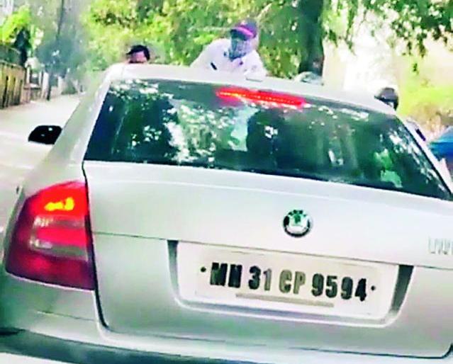 The traffic police were escorted to the bonnet of the car; The sensation caused by the viral video | वाहतूक पोलिसाला कारच्या बोनेटवर बसवून फरफटत नेले; व्हायरल व्हिडीओने उडविली खळबळ