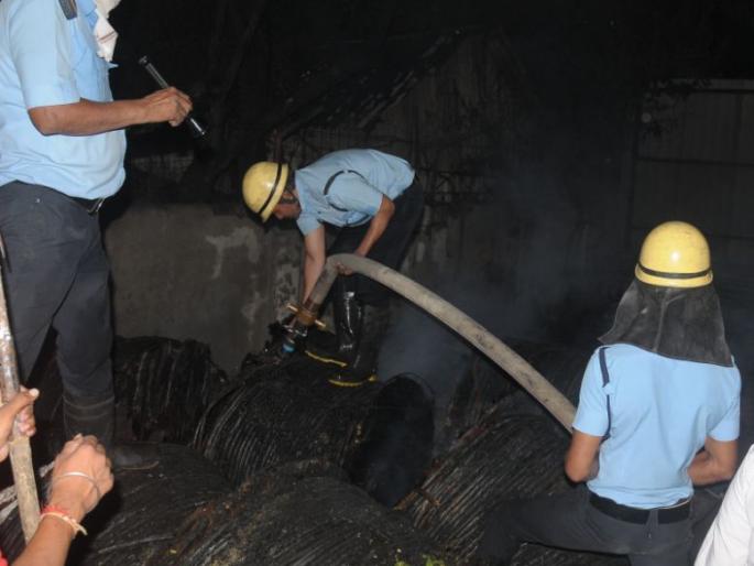 Central Railway warehouse fire; Major cable loss | मध्य रेल्वेच्या गोदामाला आग; केबलचे मोठे नुकसान Central Railway warehouse fire; Major cable loss | मध्य रेल्वेच्या गोदामाला आग; केबलचे मोठे नुकसान