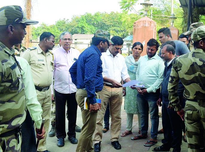 Hang the accused, give a job to the wife and give Milind a state funeral | 'आरोपीला फाशी, पत्नीला नोकरी अन् मिलिंदवर शासकीय इतमामात अंत्यसंस्कार करा' Hang the accused, give a job to the wife and give Milind a state funeral | 'आरोपीला फाशी, पत्नीला नोकरी अन् मिलिंदवर शासकीय इतमामात अंत्यसंस्कार करा'