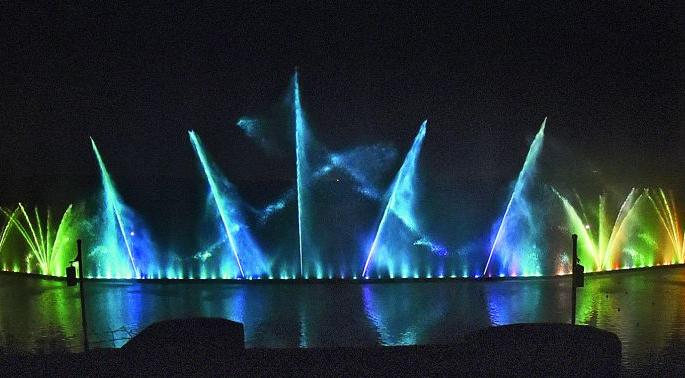 Here fire dances with water, and the colorful spectacle rises on the wind! | इथे पाण्यासोबत नृत्य करतो अग्नी, अन् वाऱ्यावर उमटतो रंगमयी देखावा! Here fire dances with water, and the colorful spectacle rises on the wind! | इथे पाण्यासोबत नृत्य करतो अग्नी, अन् वाऱ्यावर उमटतो रंगमयी देखावा!