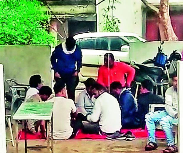 Gambling of guard and attendant under dining shed in Nagpur psychiatric hospital | धक्कादायक! नागपूरच्या मनोरुग्णालयात जेवणाच्या शेडखाली रंगतो रक्षक व अटेंडन्टचा जुगार Gambling of guard and attendant under dining shed in Nagpur psychiatric hospital | धक्कादायक! नागपूरच्या मनोरुग्णालयात जेवणाच्या शेडखाली रंगतो रक्षक व अटेंडन्टचा जुगार